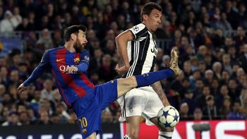 Lionel Messi ante el croata Mario Mandzukic Lionel Messi ante el croata Mario Mandzukic