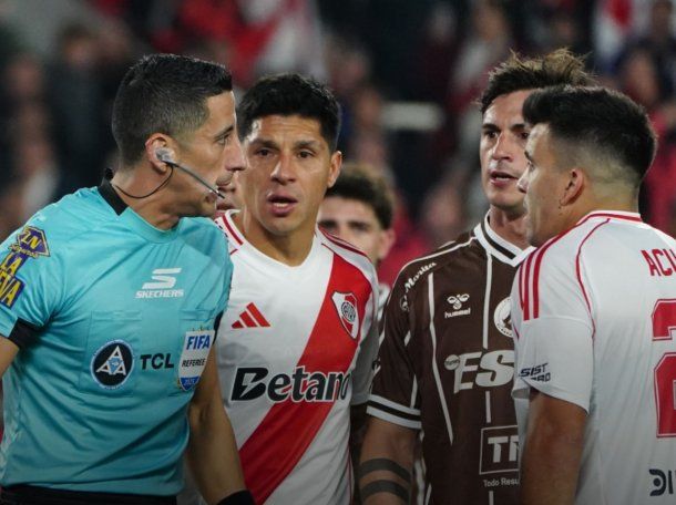 Rapallini cruzó a Falcón Pérez por su arbitraje en River-Platense: Perdió el control