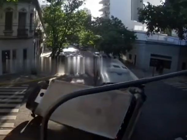 El video con el momento exacto del choque entre un colectivo y un camión en Almagro