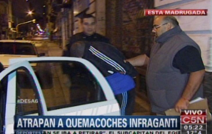Atrapan infraganti a dos quemacoches en Tribunales