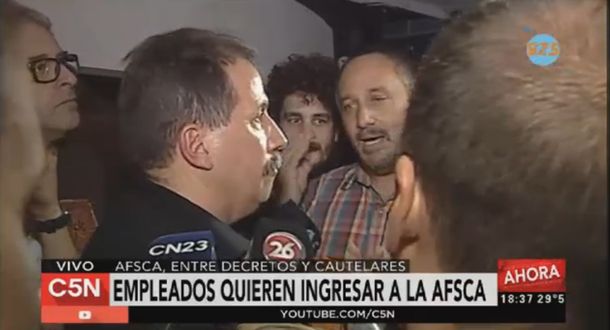 Cruces y tensión entre los despedidos y la policía en las puertas de la Afsca