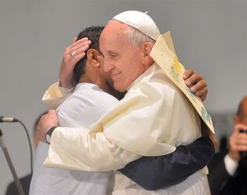 El Papa visita una favela y se reúne con jóvenes argentinos