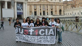 familiares de victimas de once esperan al papa familiares de victimas de once esperan al papa