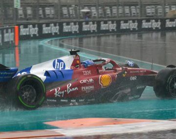 Leclerc chocó contra el muro bajo la lluvia en la Sprint de Miami