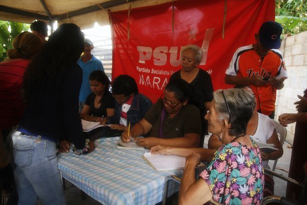 Dos horas después del cierre oficial, aún siguen votando en Venezuela