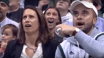 Lo agarró la kiss cam en la NBA para que bese a la madre Lo agarró la kiss cam en la NBA para que bese a la madre