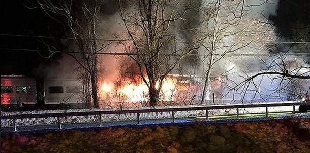 Un tren arrolló a una camioneta en Nueva York: al menos siete muertos