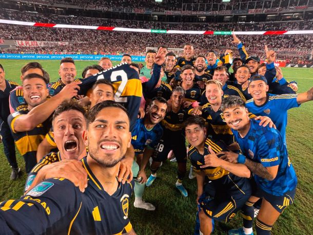 La selfie del triunfo: el festejo de los jugadores de Boca en el Monumental tras quedarse con el Superclásico