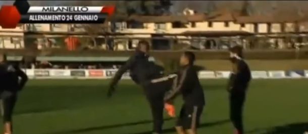 Balotelli a las piñas con Robinho en el entrenamiento del Milan