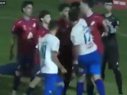 Escándalo viral en Uruguay: un jugador de fútbol noqueó a otro de una piña