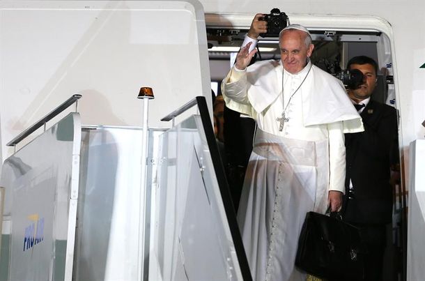 El Papa antes de subir al avión: Parto con el alma llena de recuerdos felices