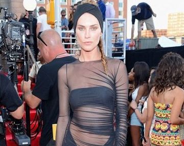 Una rubia llamó la atención con su osado vestido