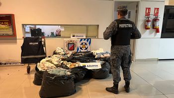 colonia: incautan ropa contrabandeada desde argentina por mas de $ 1,7m colonia: incautan ropa contrabandeada desde argentina por mas de $ 1,7m