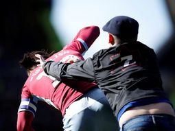 Inglaterra: un hincha atacó a Jack Grealish en medio del clásico de Birmingham