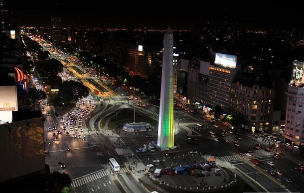 Por el Mundial el Obelisco se iluminó con los colores de Brasil y el Cristo Redentor con los de Argentina