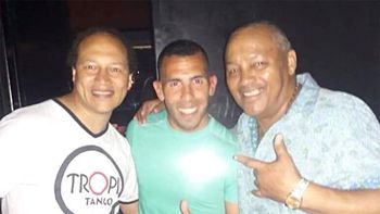 Carlos Tévez, de fiesta. Carlos Tévez, de fiesta.