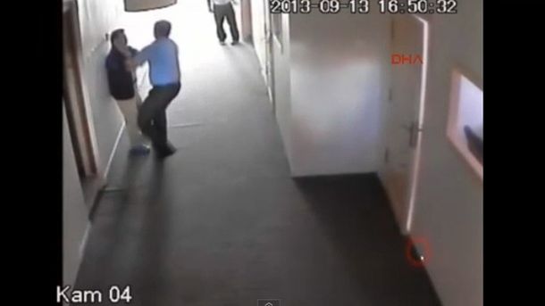 Un chico con síndrome de Down es maltratado por su profesor