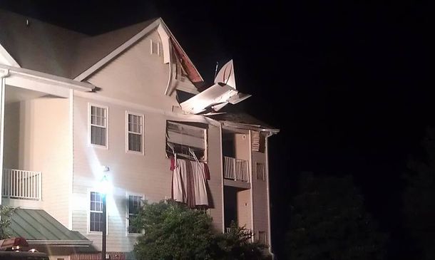 Una avioneta se estrelló sobre el techo de una vivienda