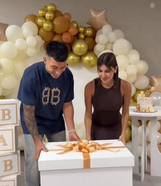 Tierno momento: Lisandro Martínez y su esposa revelaron el género de su bebé
