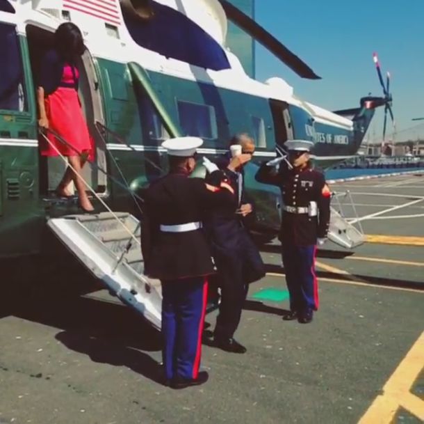 Obama causó un revuelo con su Latte Salute, un saludo militar con taza de café