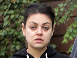 Mila Kunis volvió a salir a la calle sin maquillaje