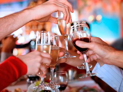 Año Nuevo: cuántas calorías tienen las bebidas del brindis