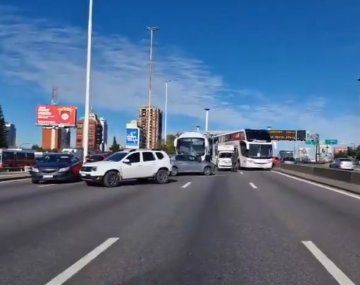 Impresionante choque múltiple en la General Paz: hay al menos ocho vehículos involucrados