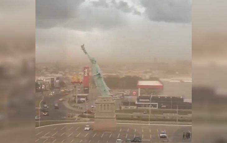 Impactante video: temporal derribó réplica de la Estatua de la Libertad en Porto Alegre