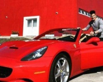 Sebastián Sosa fue al entrenamiento de Independiente con una Ferrari