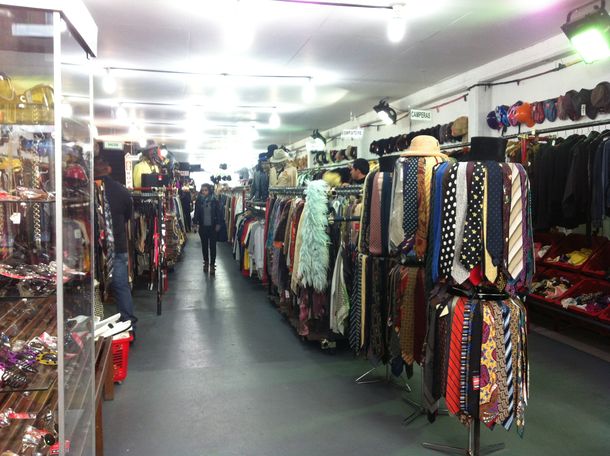 El Gobierno prohibió importar ropa y accesorios usados