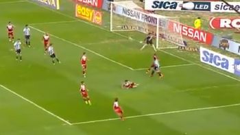 El fallido despeje de Martínez Quarta El fallido despeje de Martínez Quarta