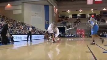 El momento en el que Robinson deja pasmado a Tavares El momento en el que Robinson deja pasmado a Tavares