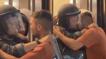 el conmovedor abrazo entre un policia y el padre de una nena victima de abuso el conmovedor abrazo entre un policia y el padre de una nena victima de abuso