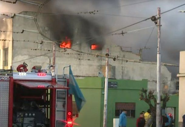 Villa Soldati: incendio destruyó un depósito de artículos de limpieza