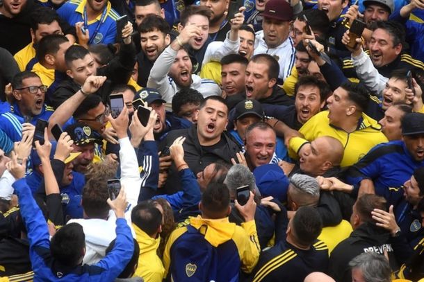 Banderazo contra Riquelme: la bronca de los hinchas de Boca tras otro nuevo papelón