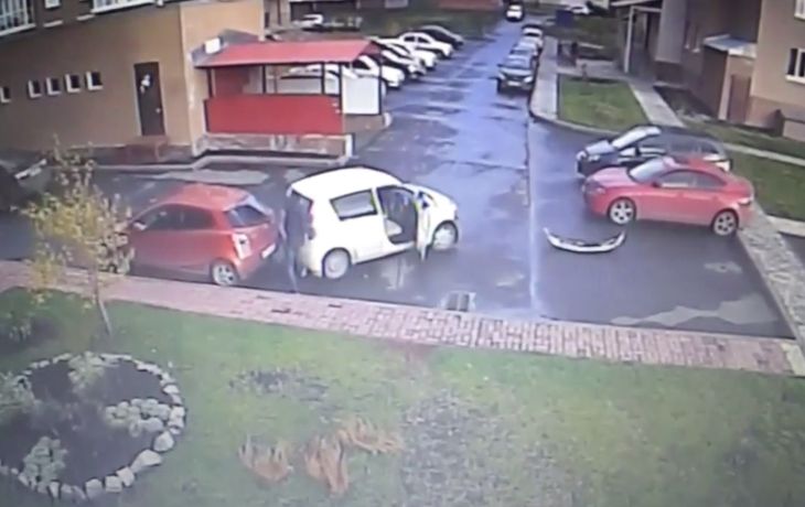 El conductor más torpe del mundo: chocó tres veces en tan solo un minuto