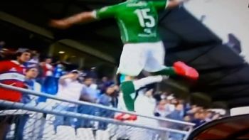 Jugador argentino Sebastián Pol patea a un hincha chileno Jugador argentino Sebastián Pol patea a un hincha chileno