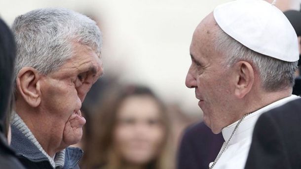 Otro gesto conmovedor del papa Francisco con un hombre enfermo