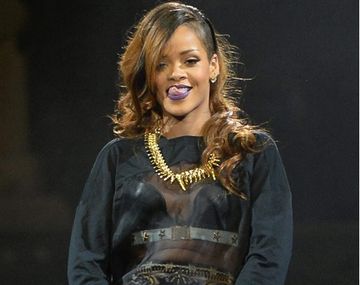 Polémica cantante realizó gestos obscenos arriba del escenario