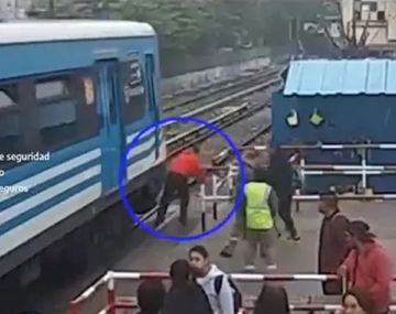 Casi tragedia en Liniers: un tren golpeó a un hombre que intentaba cruzar con la barrera baja