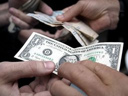 el dolar negro supero los $8 y el oficial subio a $5,42 el dolar negro supero los $8 y el oficial subio a $5,42