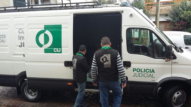 La policía allanó la casa del profesor