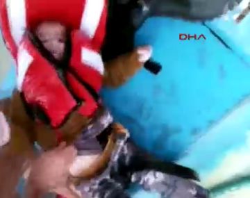 VIDEO: Pescadores turcos rescataron a un niño refugiado de un naufragio