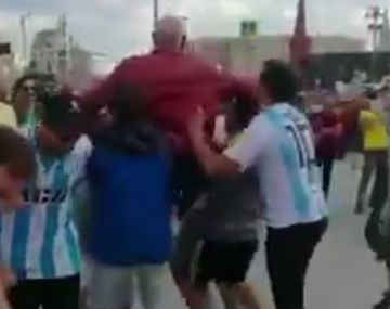 El rebusque de los hinchas argentinos en Rusia: el auténtico pogo