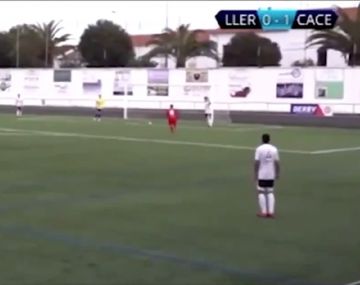 VIDEO: El increíble gol que sufrió un equipo en España por no saber el reglamento