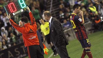 el barcelona goleo al betis pero perdio a messi por lesion el barcelona goleo al betis pero perdio a messi por lesion