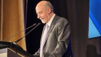 El ministro de Trabajo, Pablo Mieres, insistió en que, si no se asocia a la productividad, la reducción de la jornada laboral no es viable. El ministro de Trabajo, Pablo Mieres, insistió en que, si no se asocia a la productividad, la reducción de la jornada laboral no es viable.