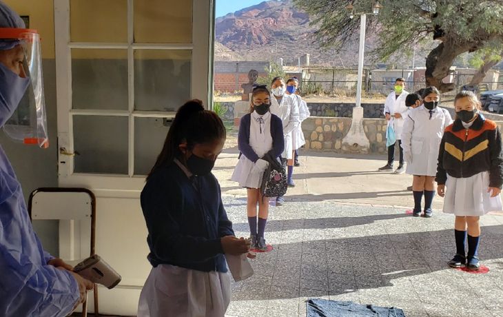 Distancia y termómetro al ingresar: así fue la vuelta al aula de los chicos en Catamarca