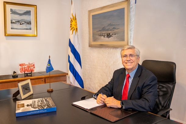 El ministro Tabaré Viera confirmó su precandidatura a la presidencia uruguaya por el Partido Colorado.