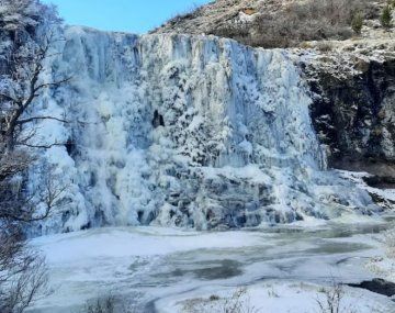 Una cascada se congeló por el frío extremo en Chubut
